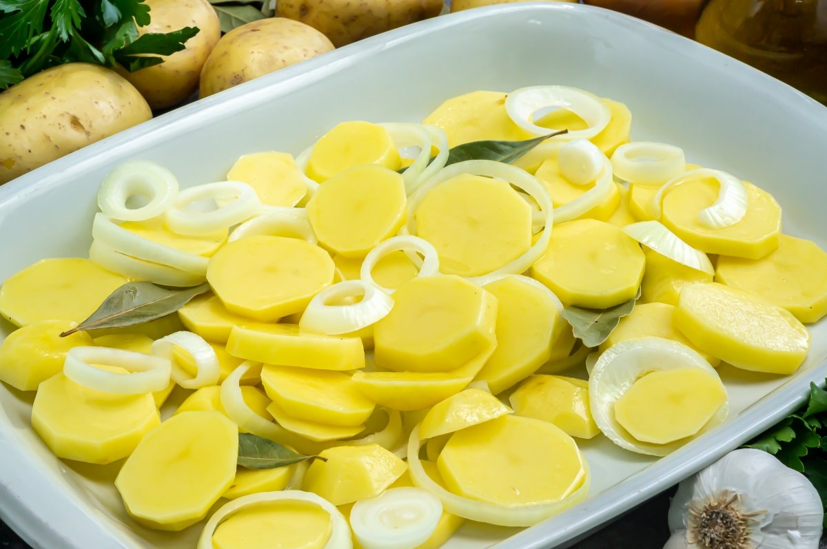 Rebanar las patatas y la cebolla