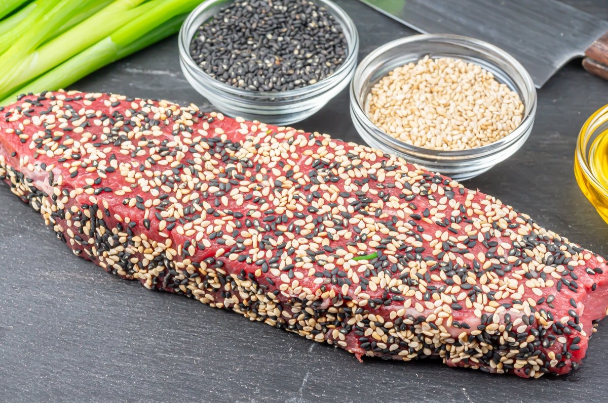 Rebozar la carne del tataki con sésamo