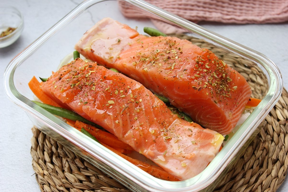 Recipiente con la adición del salmón para hacer en el microondas