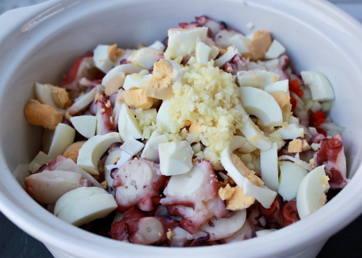 Recipiente con todos los ingredientes del salpicón de pulpo