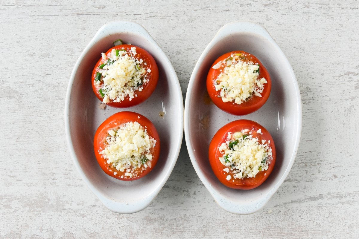Rellenamos los tomates y cubrimos con el queso