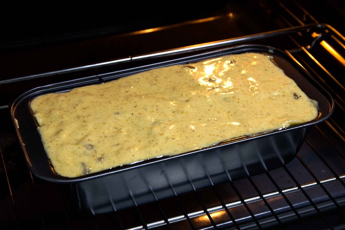 Rellenar el molde y hornear el bizcocho de manzana