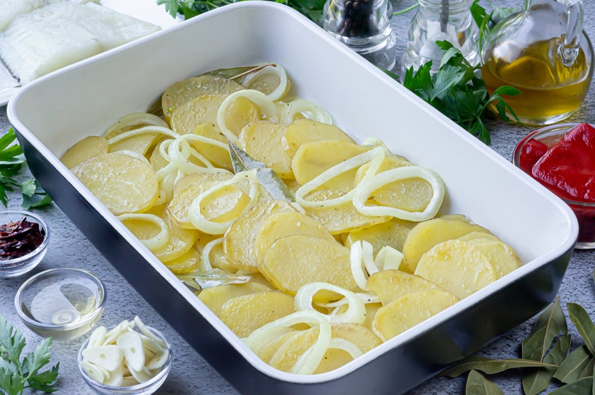 Remover las patatas a mitad del horneado