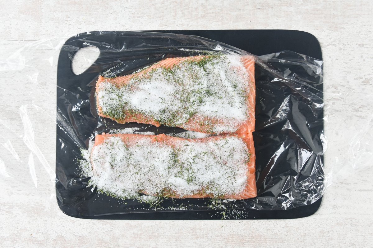 Repartimos la sal sobre el salmón