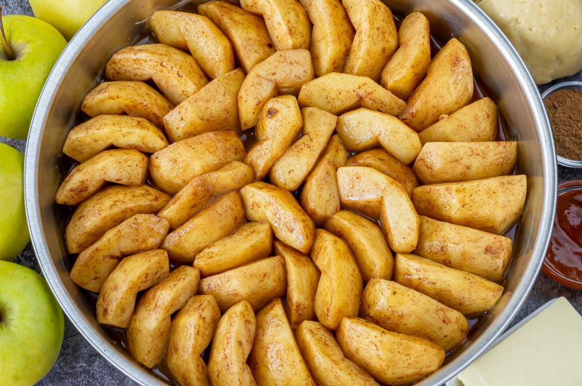 Repartir las manzanas encima del caramelo