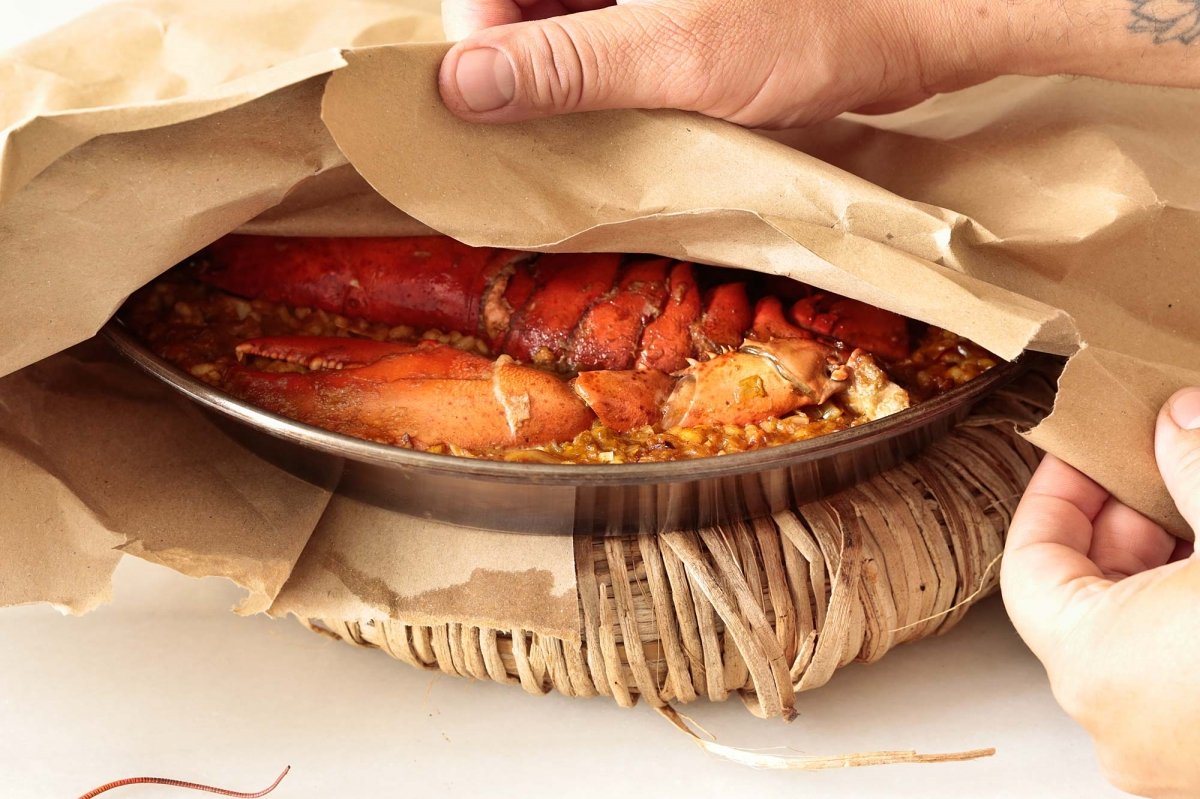 Retiramos la paella del fuego y dejamos reposar