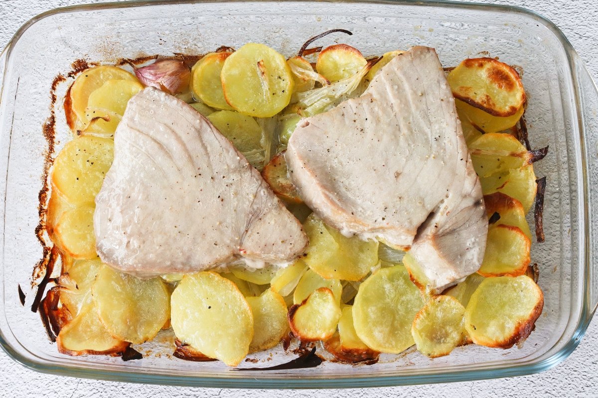 Sacar del horno el atún con patatas