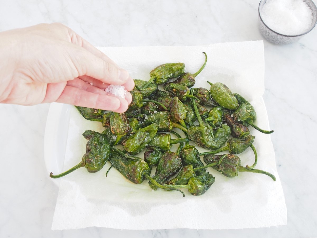 Salar los pimientos de Padrón fritos
