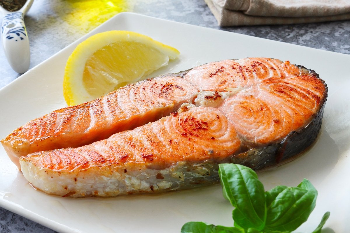 Salmón a la plancha fácil foto cerca
