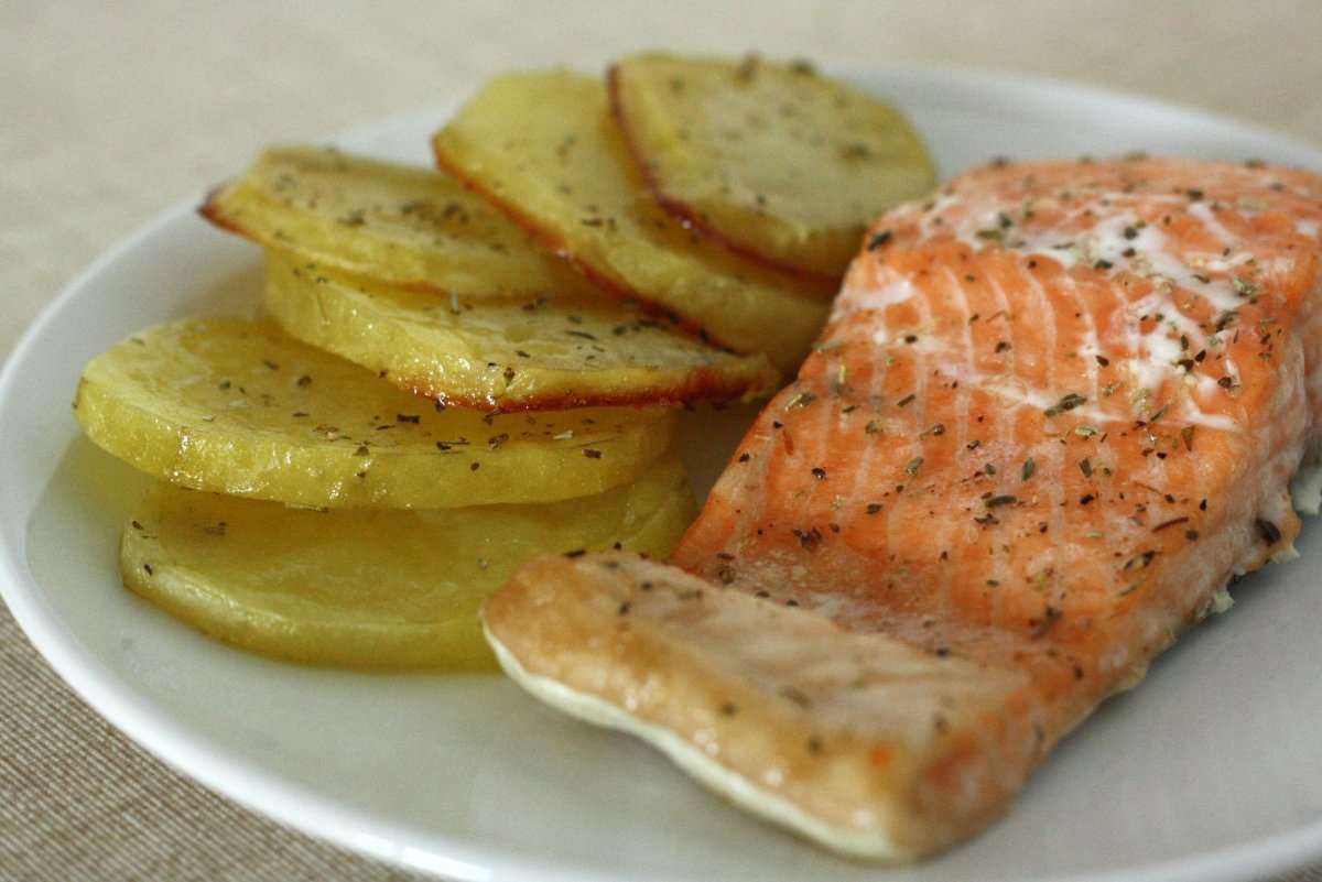 Salmón al horno con patatas
