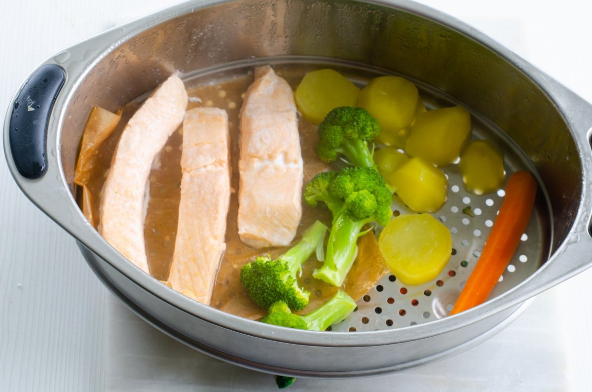 Salmón al vapor y verduras listas