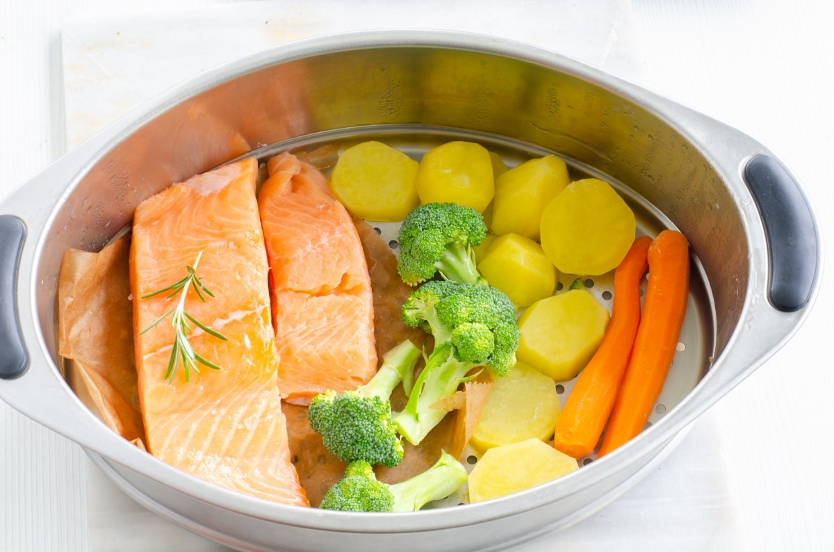 Salmón y verduras cocinándose al vapor