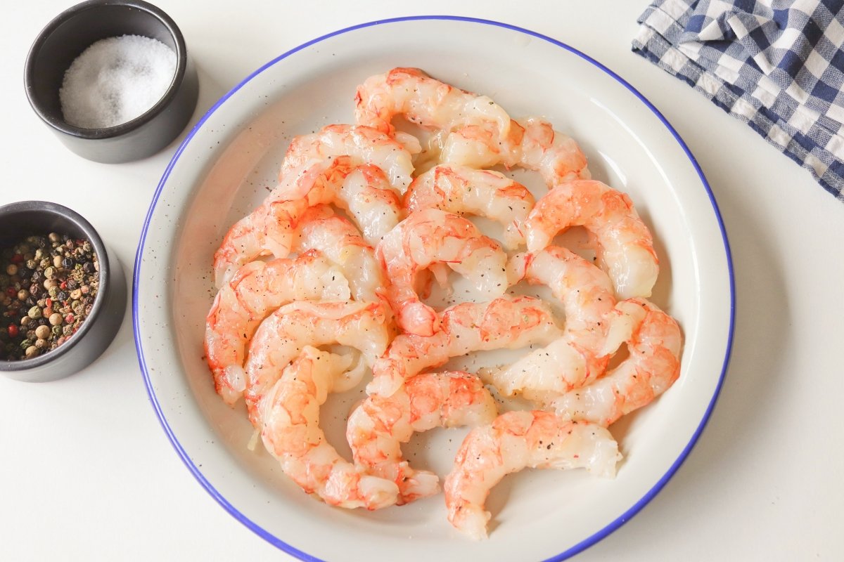 Salpimentar las gambas al ajillo