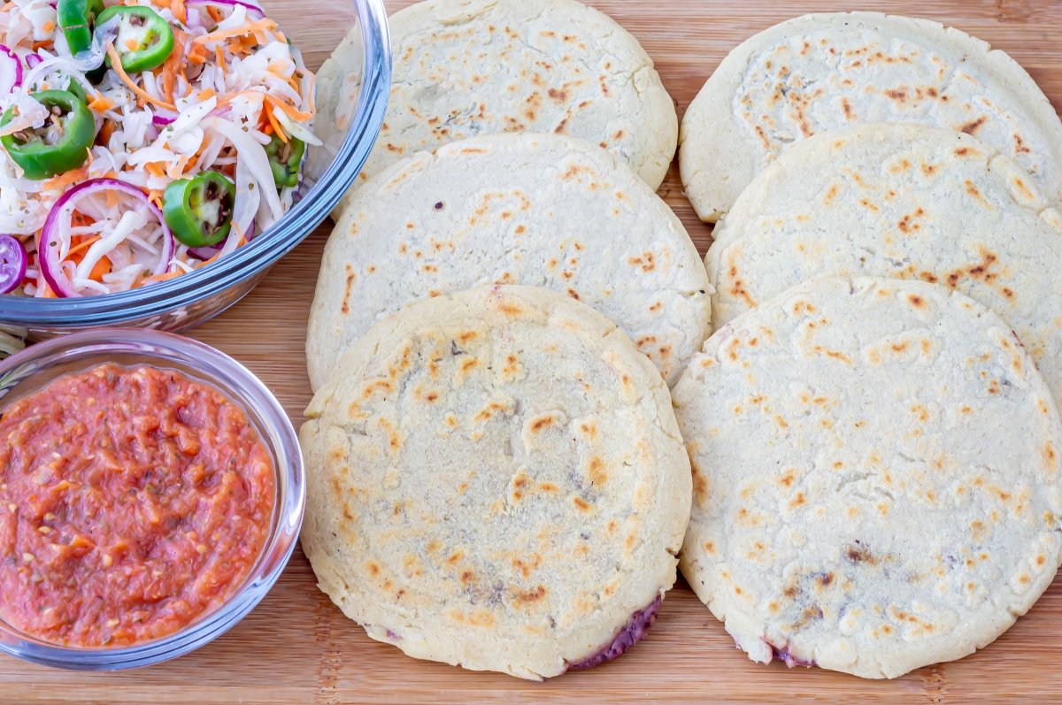 Servir las pupusas salvadoreñas con curtido y salsa