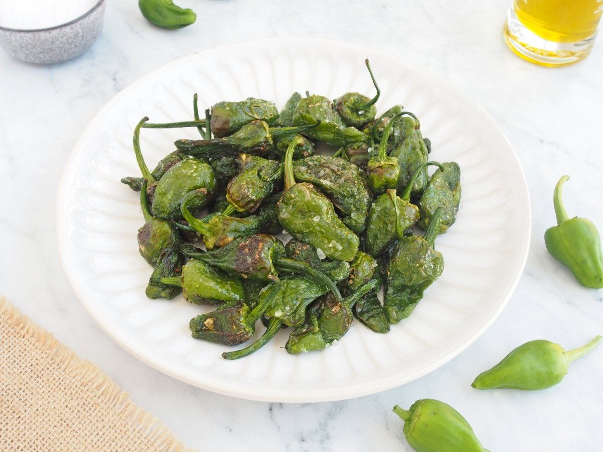 Servir los pimientos de Padrón fritos