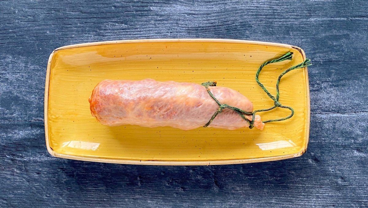 Sobrasada embutida en tripa de cerdo con cordel para embutido