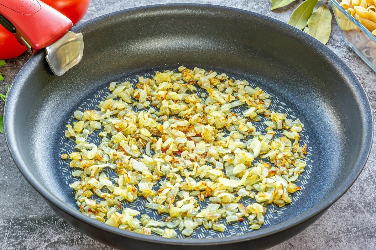 Sofreír la cebolla para los macarrones al horno