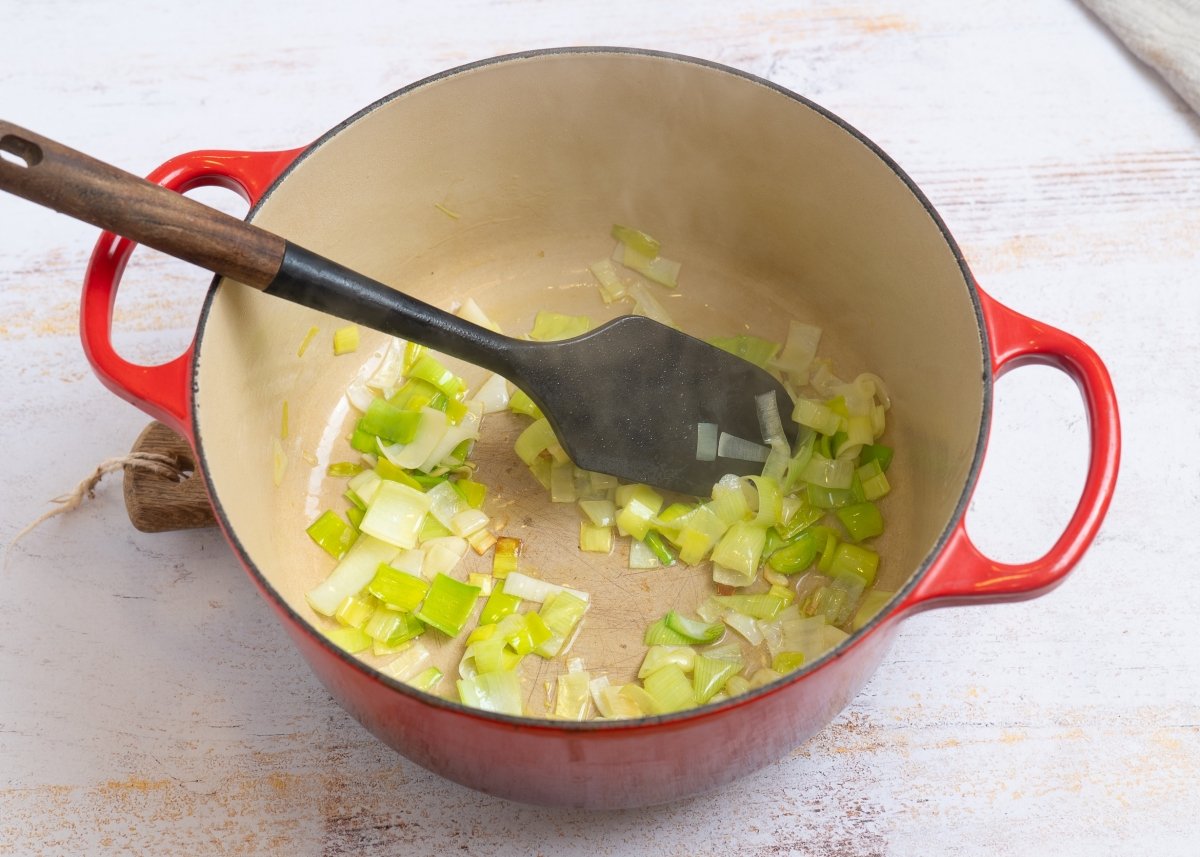 Sofriendo verduras para hacer crema de coliflor