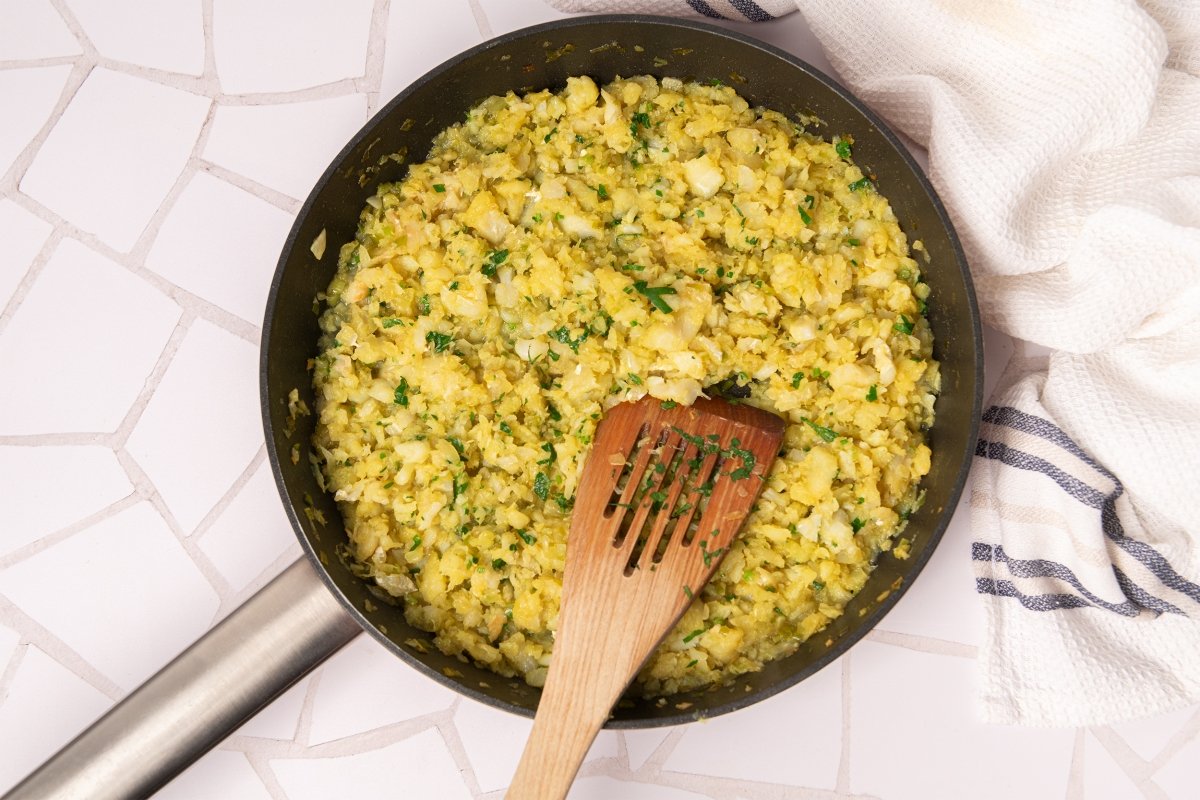 Sofrito con bacalao para el pastel de bacalao