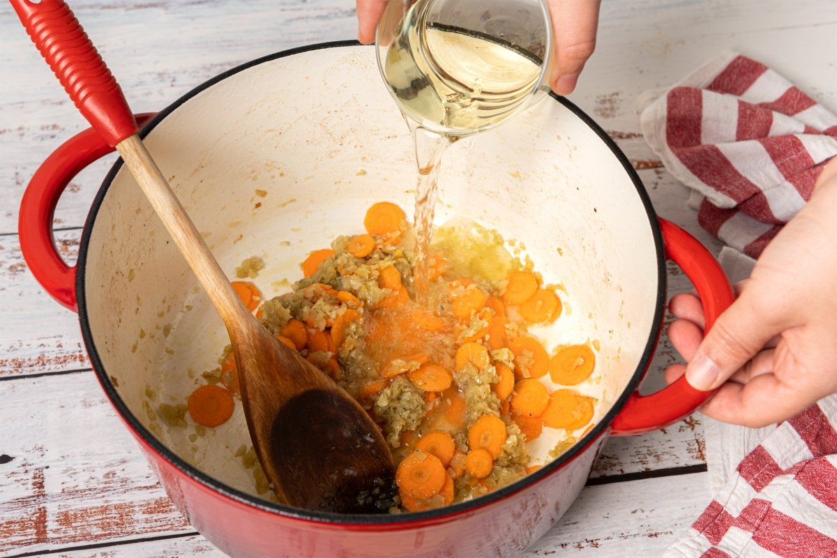 Sofrito con vino blanco para la ternera a la jardinera