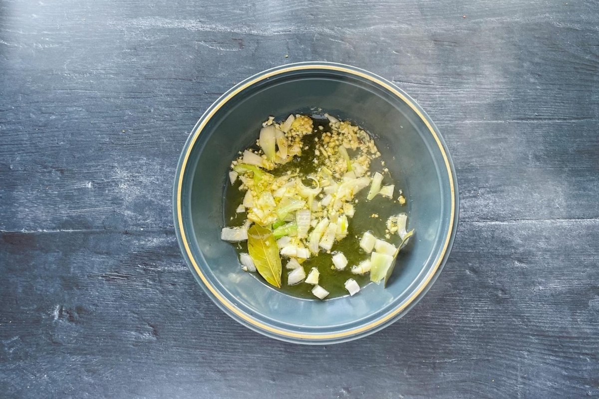 Sofrito de cebolla y ajo junto a las hojas de laurel