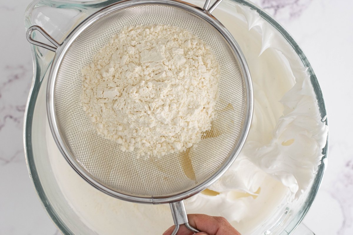 Tamizamos la harina del pastel de ángel