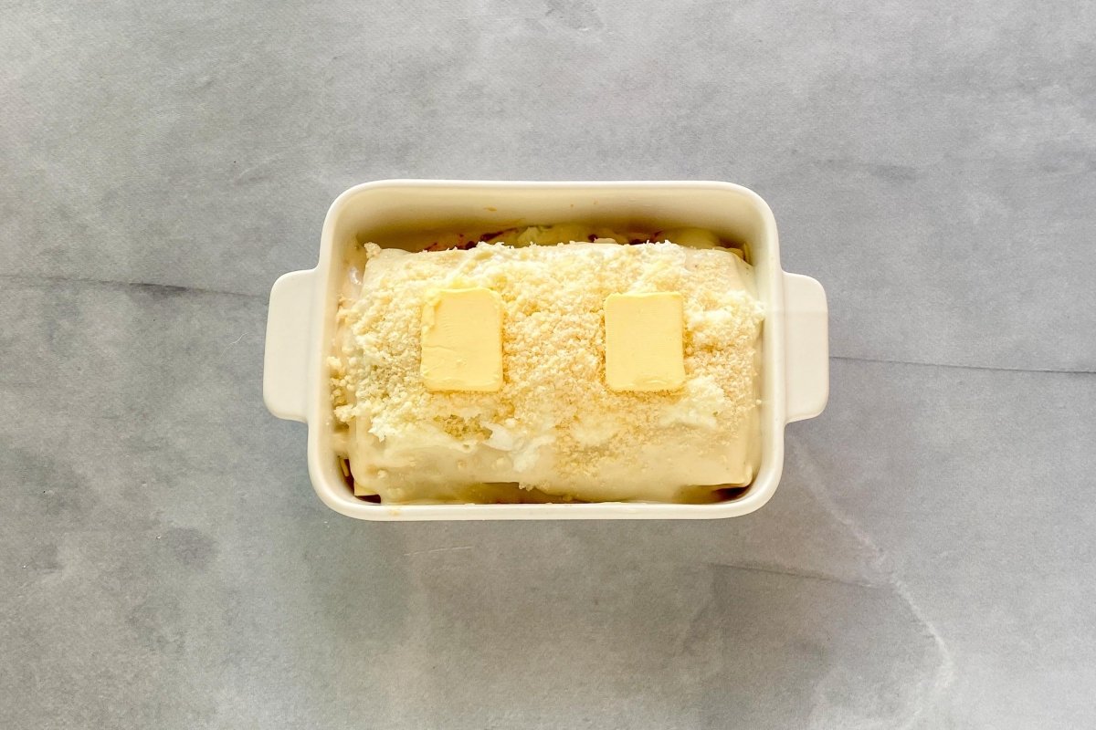 Terminar con una placa de pasta cubierta de queso parmesano y mantequilla