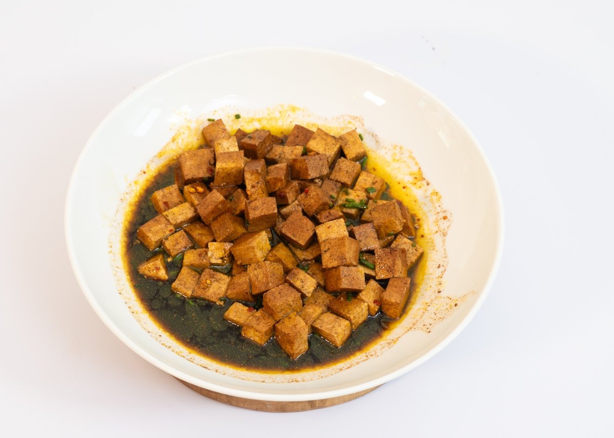 Tofu marinado listo para reposar