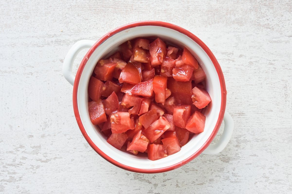 Tomates cortados para preparar la esqueixada de bacalao