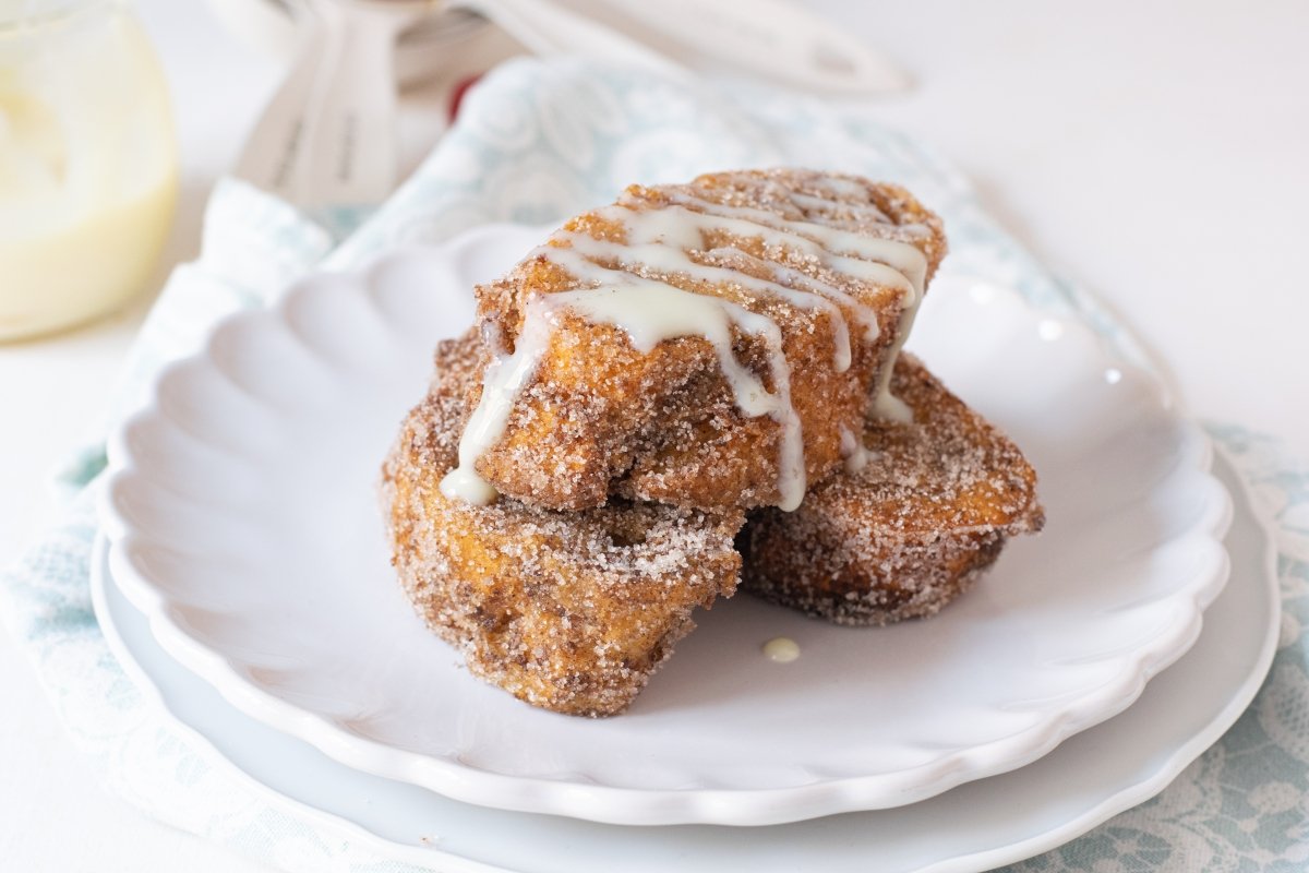 Torrijas de leche condensada en el plato