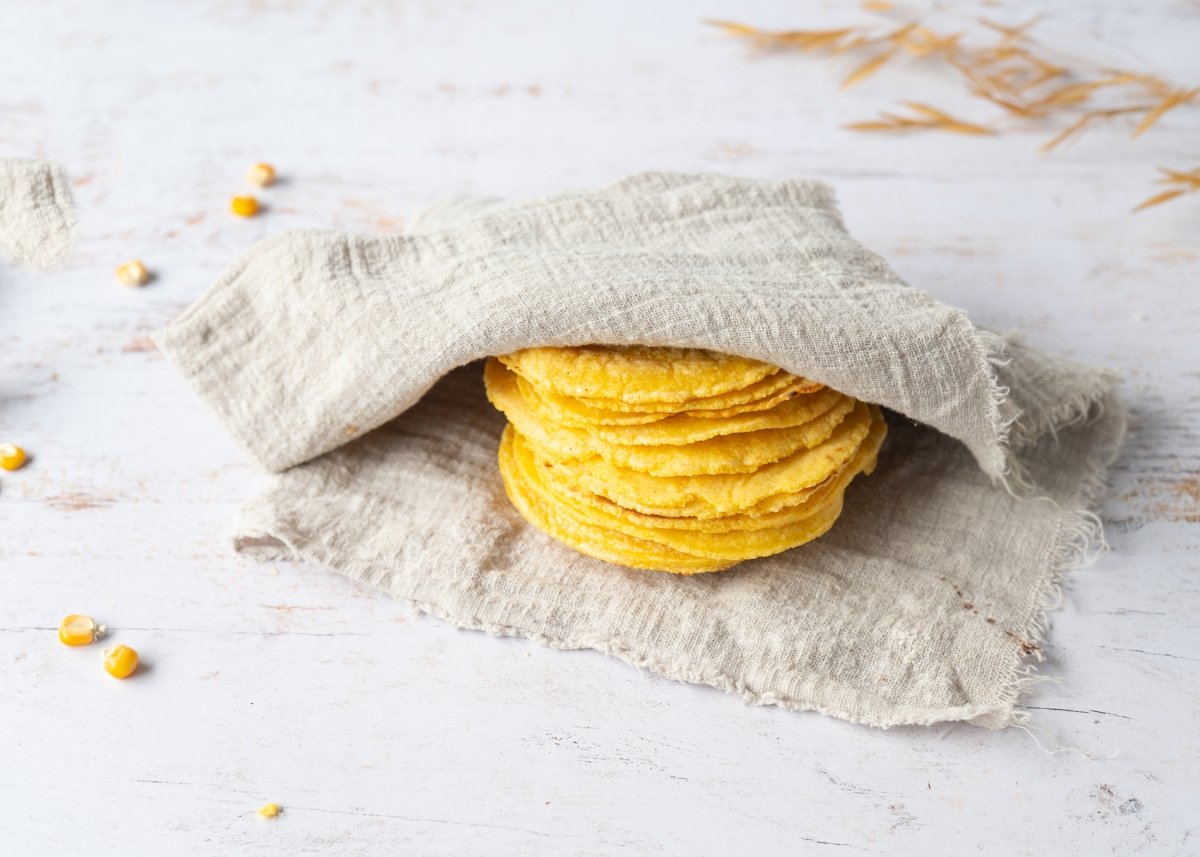 Tortillas de maíz cubiertas por un paño