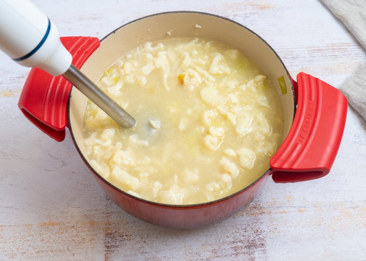 Triturando la crema de coliflor
