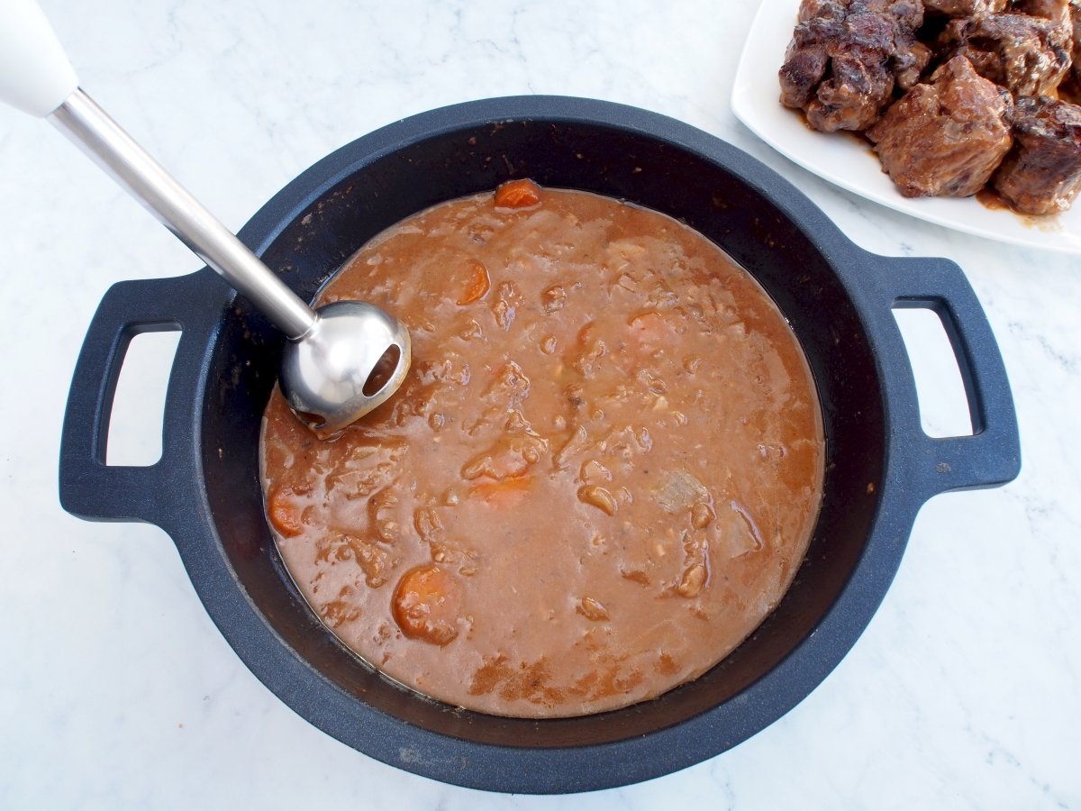 Triturar la salsa del rabo de toro a la cordobesa