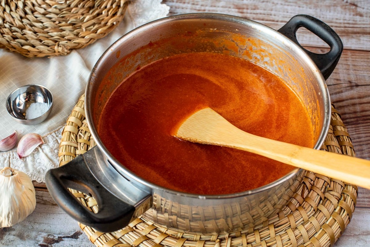 Triturar y pasar la salsa vizcaína por un chino