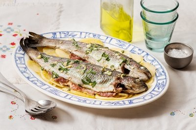 Trucha al horno rellena con jamón