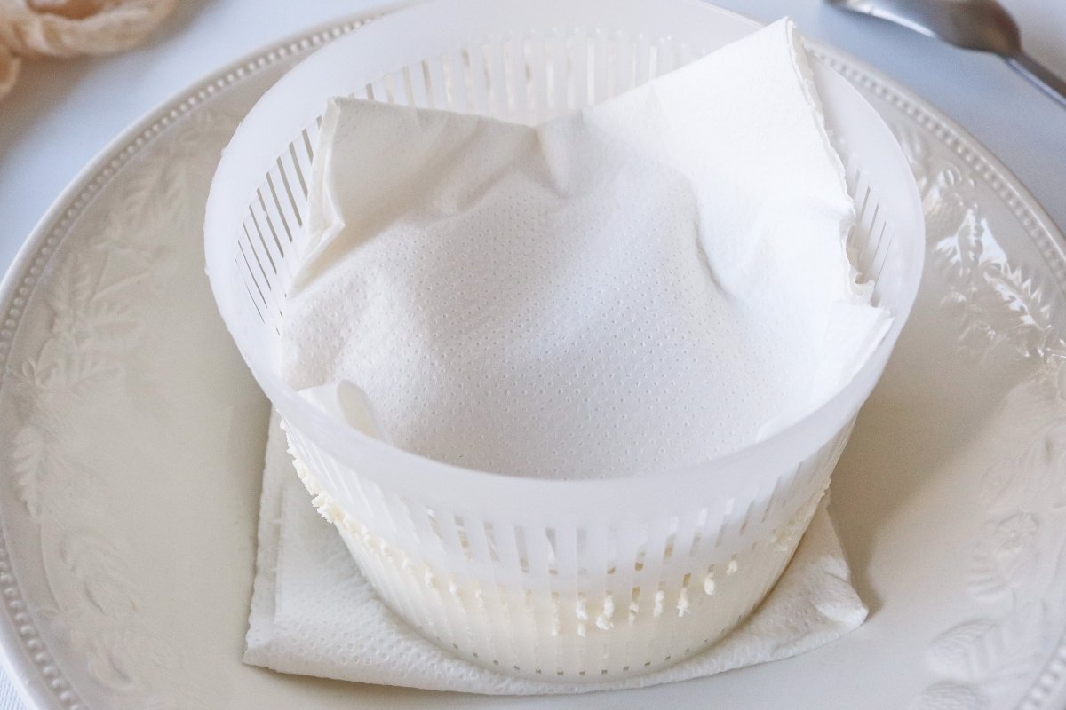 Usar papel de cocina para que absorba el suero del queso fresco casero