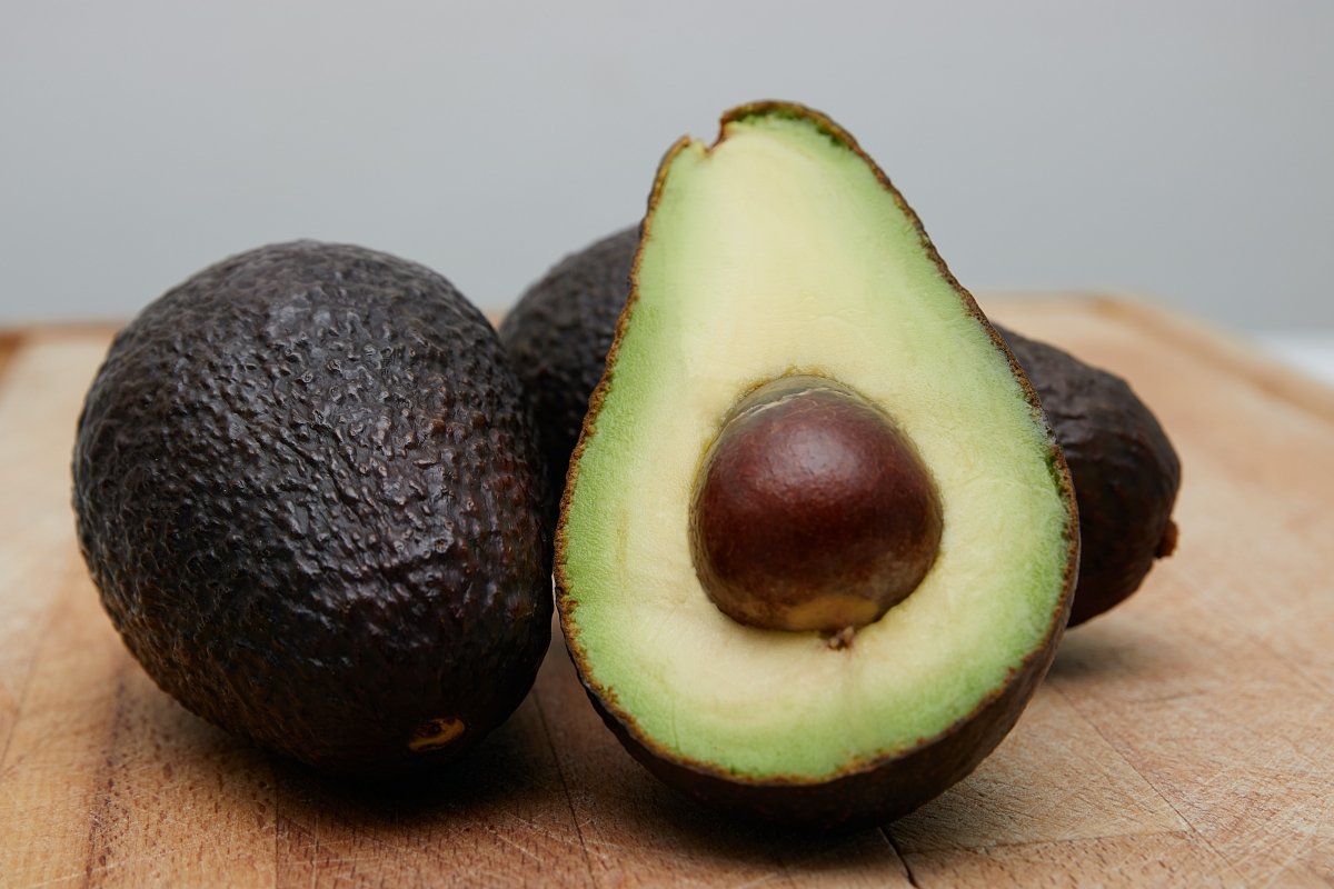 Variedad de aguacate con su habitual forma de pera