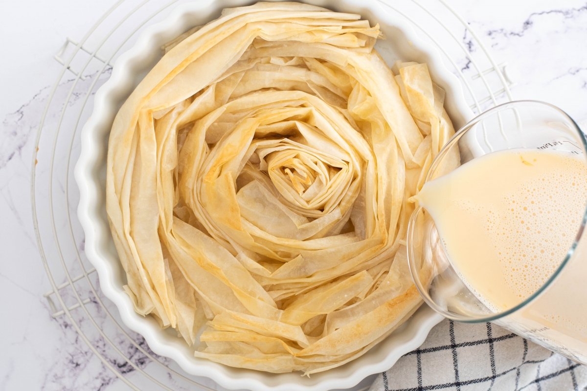 Vertemos la leche del pastel de leche arrugado