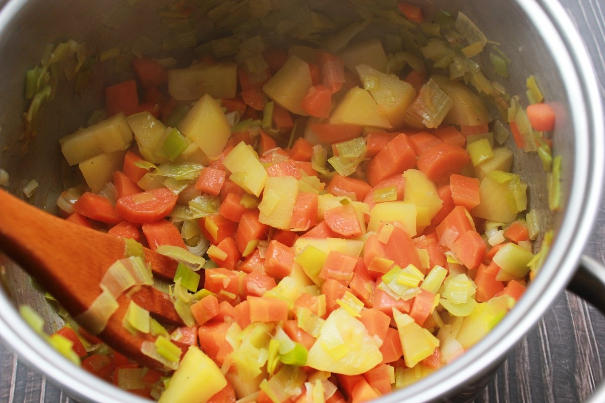 Vista de la olla con los vegetales rehogados