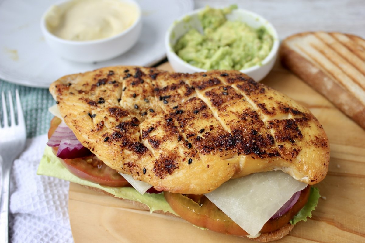 Vista de la pechuga de pollo a la plancha en el sándwich