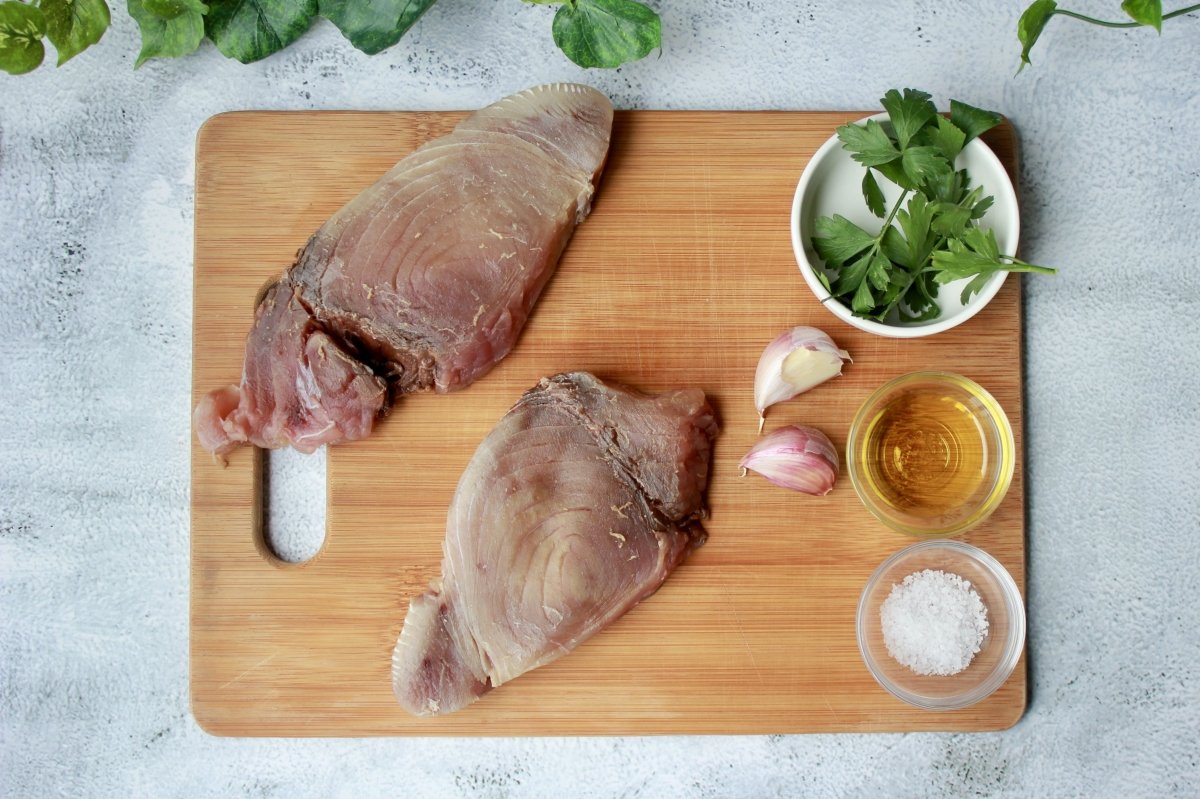 Vista de los ingredientes necesarios para hacer atún a la plancha con ajo y perejil
