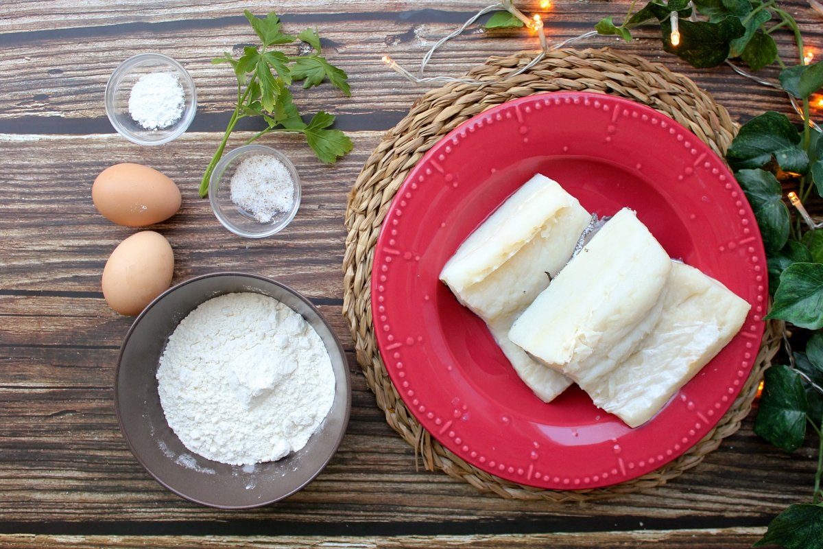 Vista de los ingredientes necesarios para hacer el bacalao rebozado