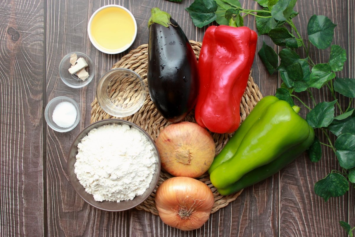 Vista de los ingredientes necesarios para hacer la coca de recapte