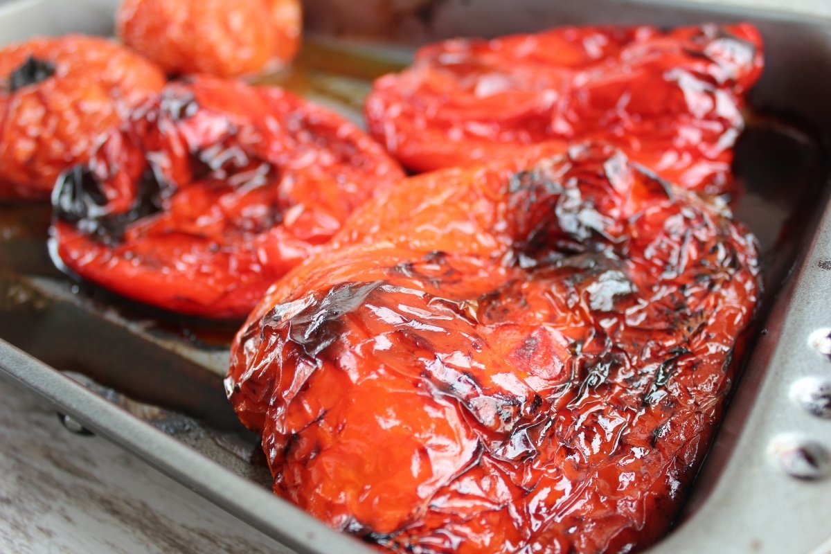 Vista de los pimientos y de los tomates asados