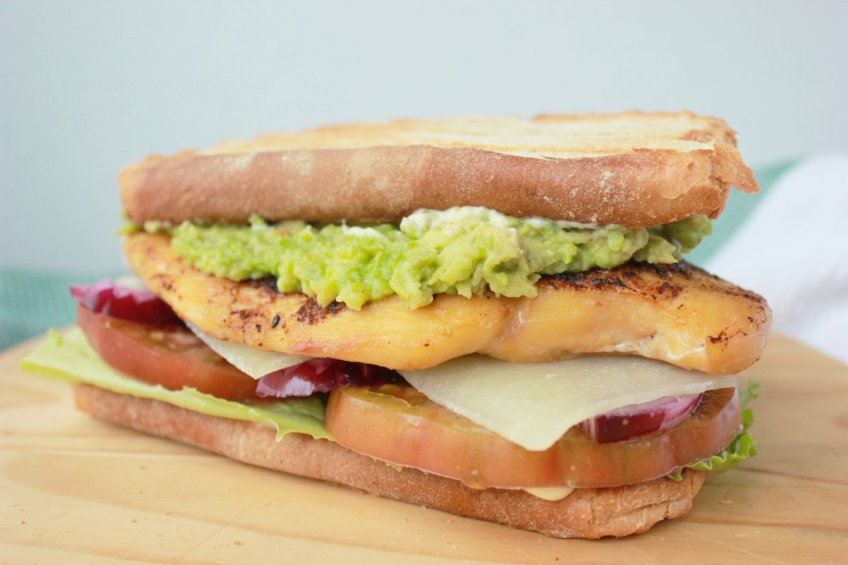Vista del sándwich de pollo y aguacate