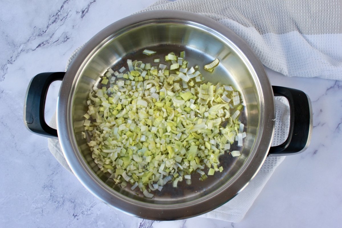 Vista del sofrito del arroz con champiñones