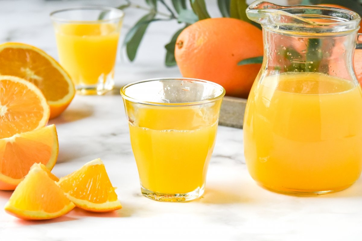 Zumo de naranja recién hecho